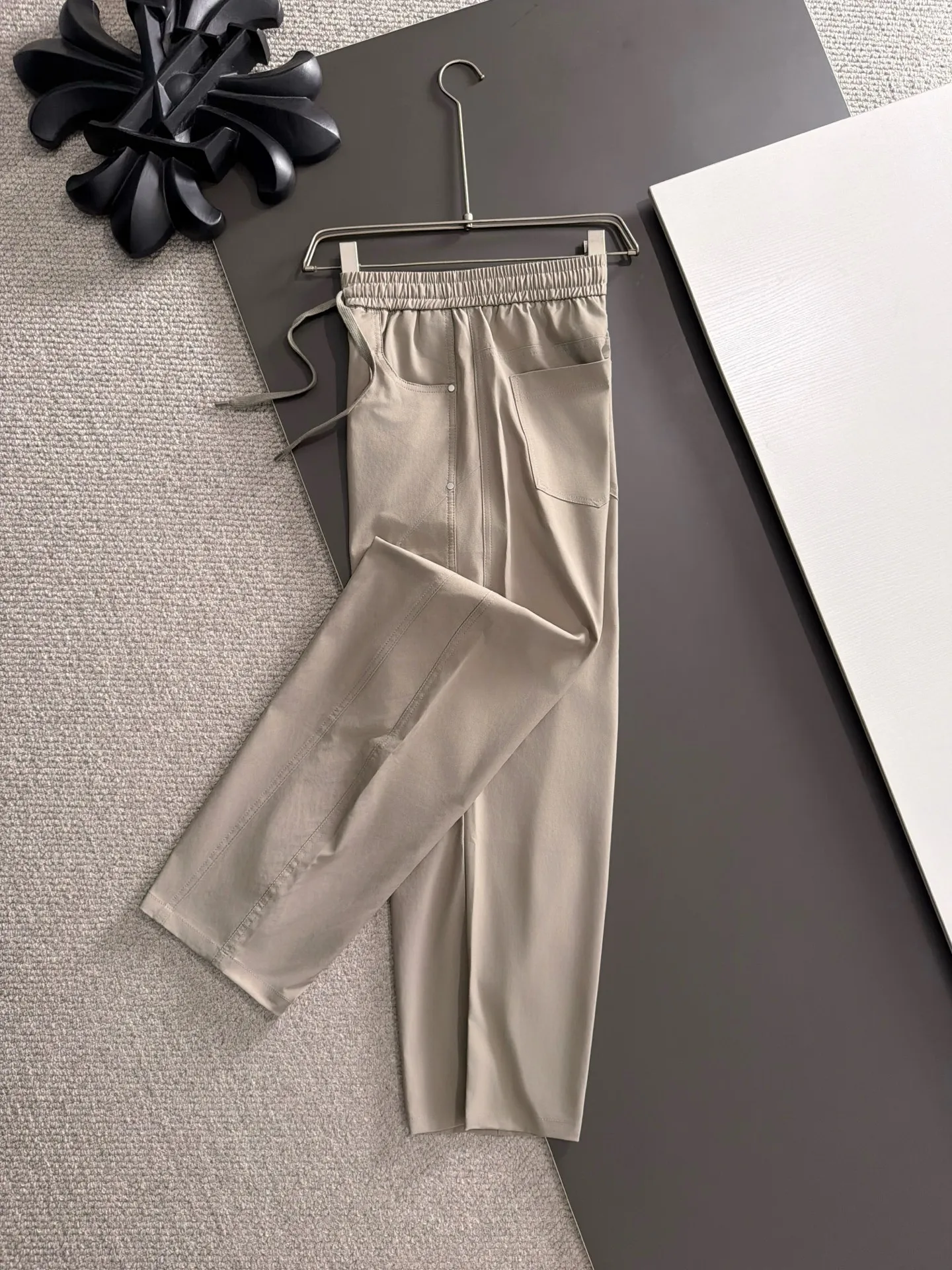 Next day shipment LP high quality Loro Piana 26ss autumn and winter new high-quality trousers Compare real-life details at will A perfect choice for autumn and winter. A must-have item. Sizes: M to 3XL (please state your height and weight when placing an order)